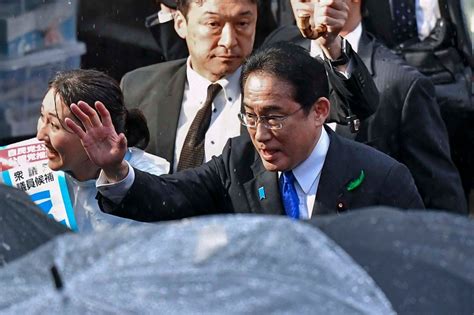 Explosive thrown at Japan PM at campaign event; no one hurt